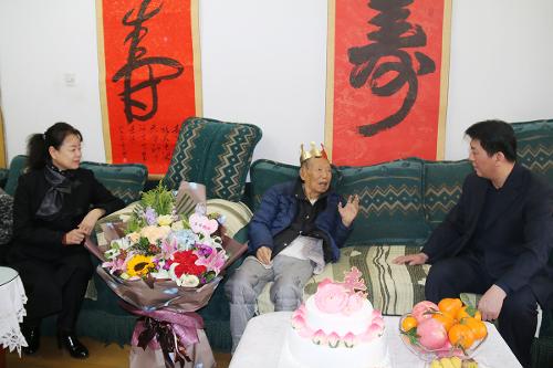 长春市儿童医院领导为郭洪才老院长庆百岁寿辰