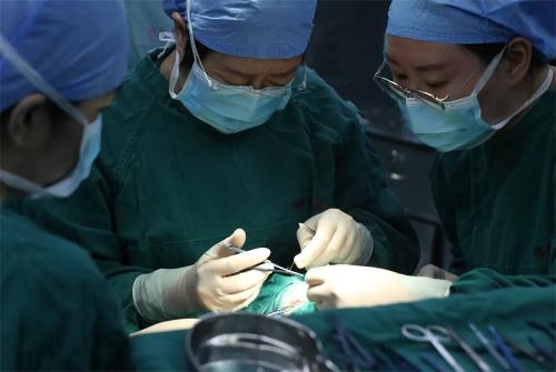 北京儿童医院李莉教授为1岁先天性内斜视患儿成功改“斜”归