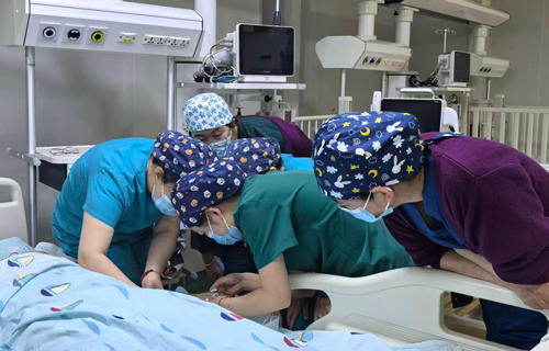 双腿肿痛伴尿血，儿医提醒：运动突然加量后要警惕这病