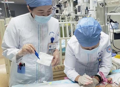 小儿擦皮伤自然结痂愈合？儿医：湿性护理更好