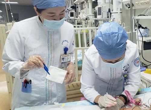 小儿擦皮伤自然结痂愈合？儿医：湿性护理更好